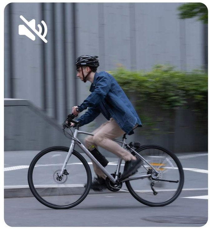 Pendler mit Fahrrad in der Stadt