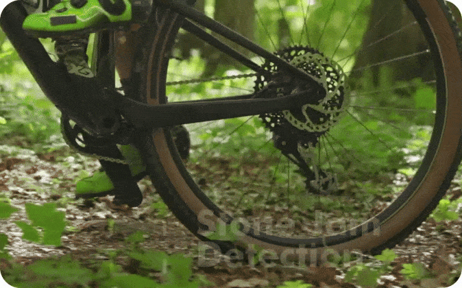 Fahrradfahrer auf einer Outdoor-Strecke